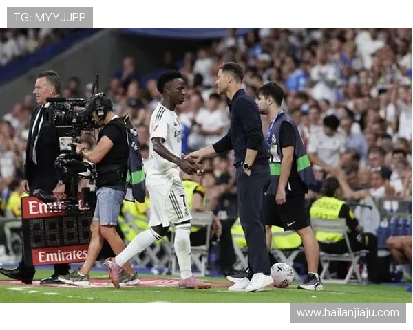 维尼修斯向阿隆索道歉，教练组现场监督